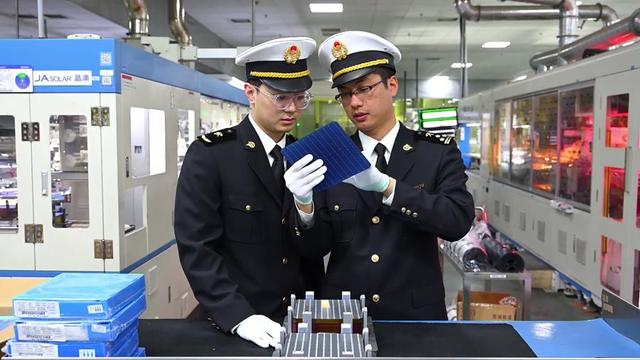 芯�微装：5月6日高管何少锋减持股份合计2.47万股