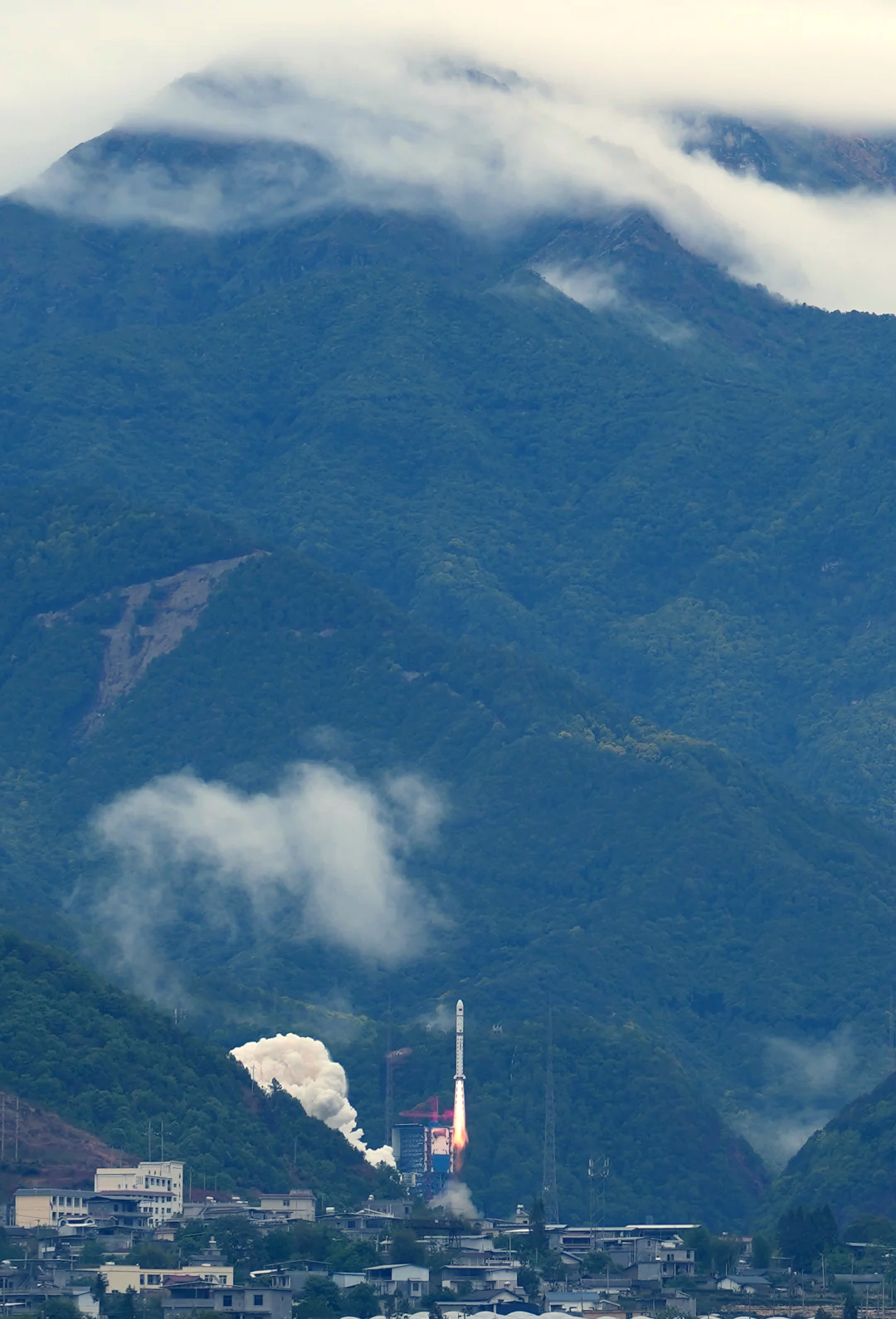 西昌卫星发射中心成功实施天问二号“零窗口”发射