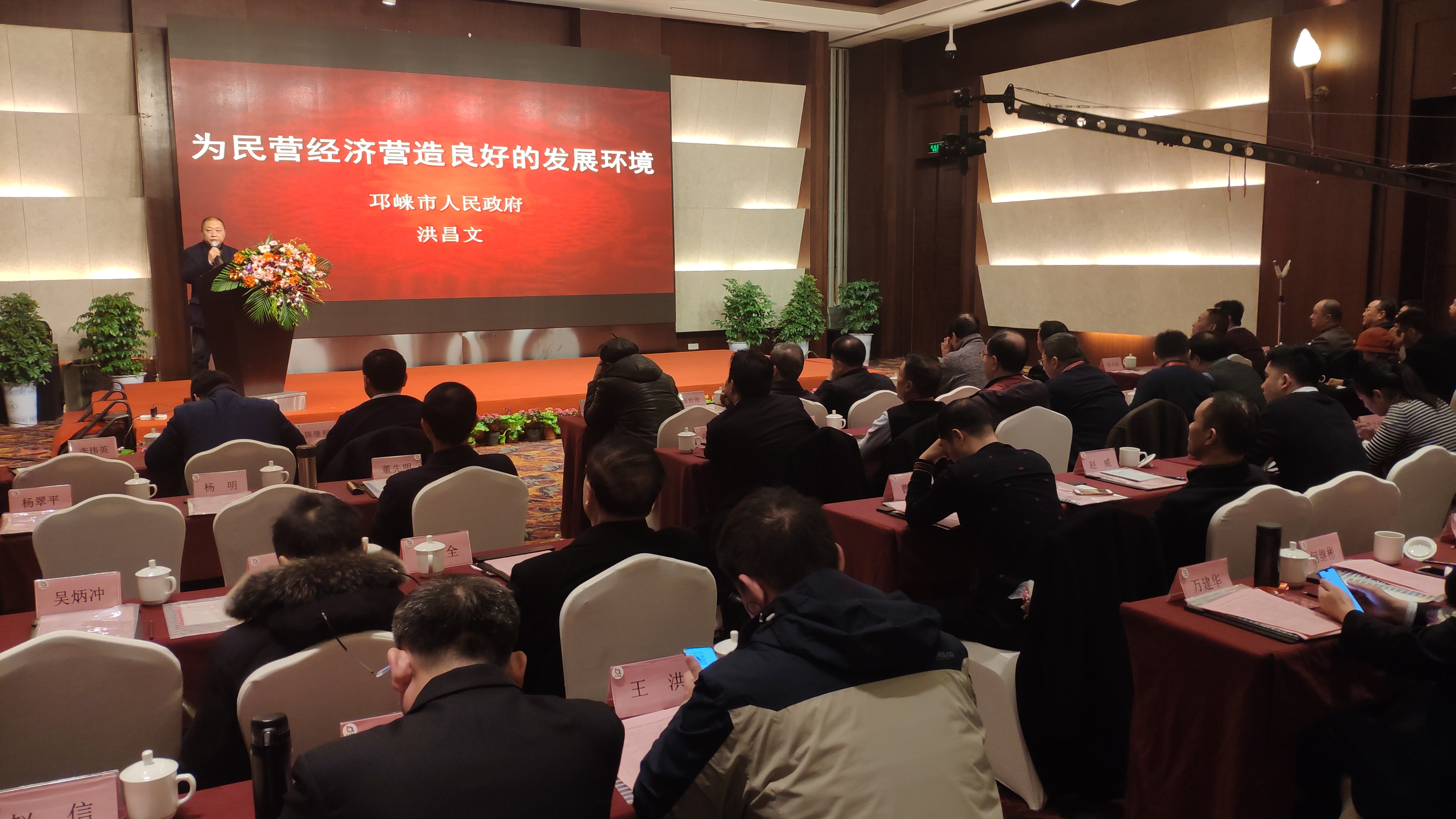 易德龙：截至2025年2月28日股东数为10,700余人