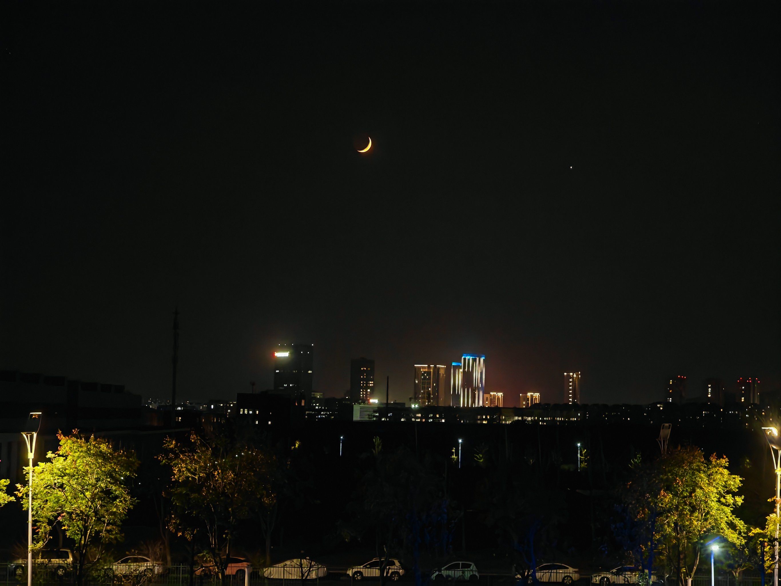 7月22日至23日凌晨天宇将先后上演金星伴月和木星伴月