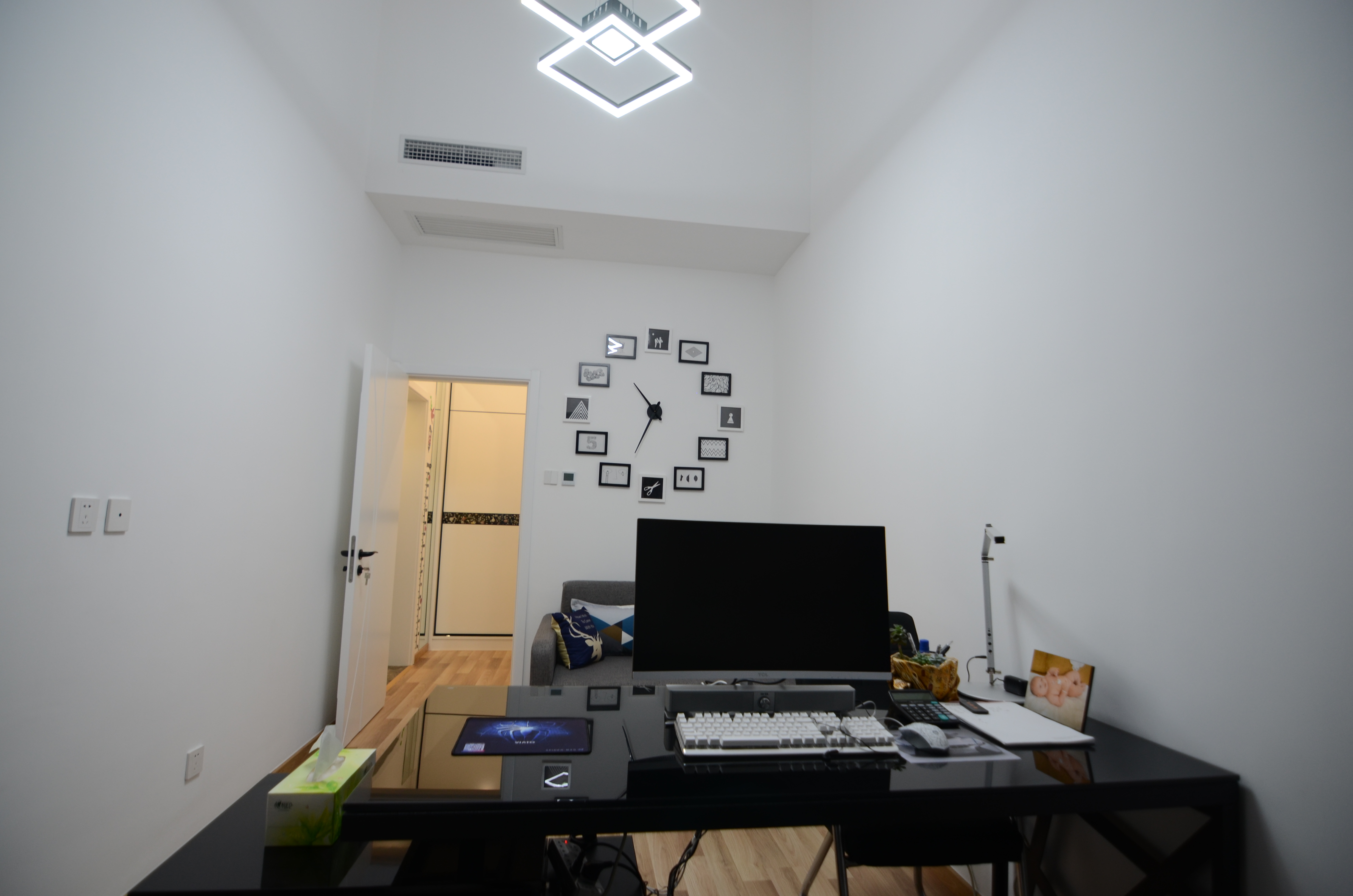 金 螳 螂获得实用新型专利授权：“灯光镜面走廊组件及走廊装配系统”