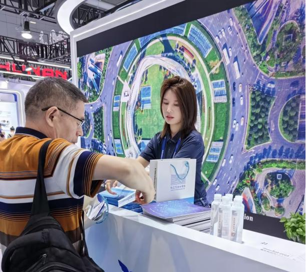 万润科技：主要从事LED、半导体存储器等业务