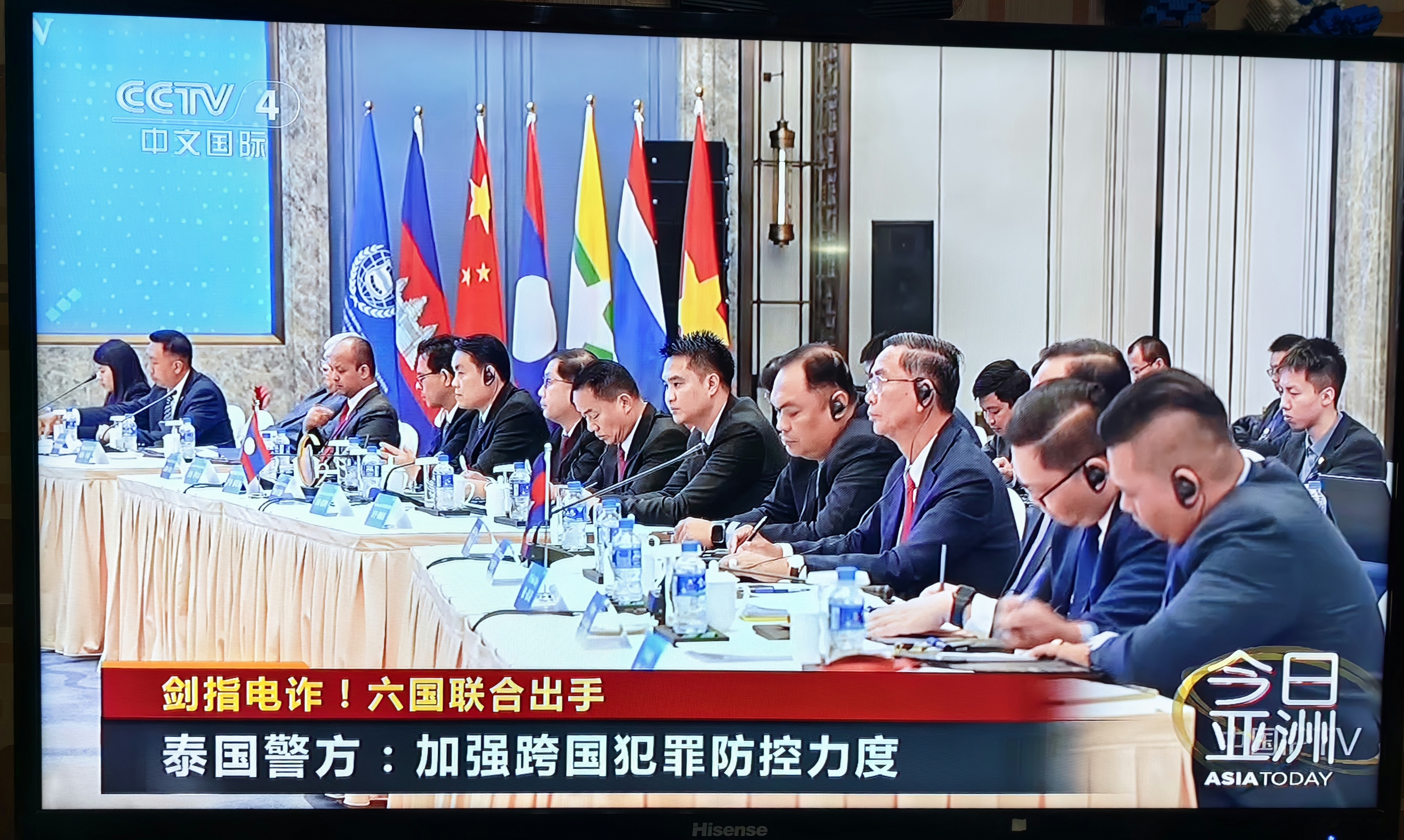 吕瑞浩公参同非盟委员会经贸司高级政策官奥罗莫进行工作交流