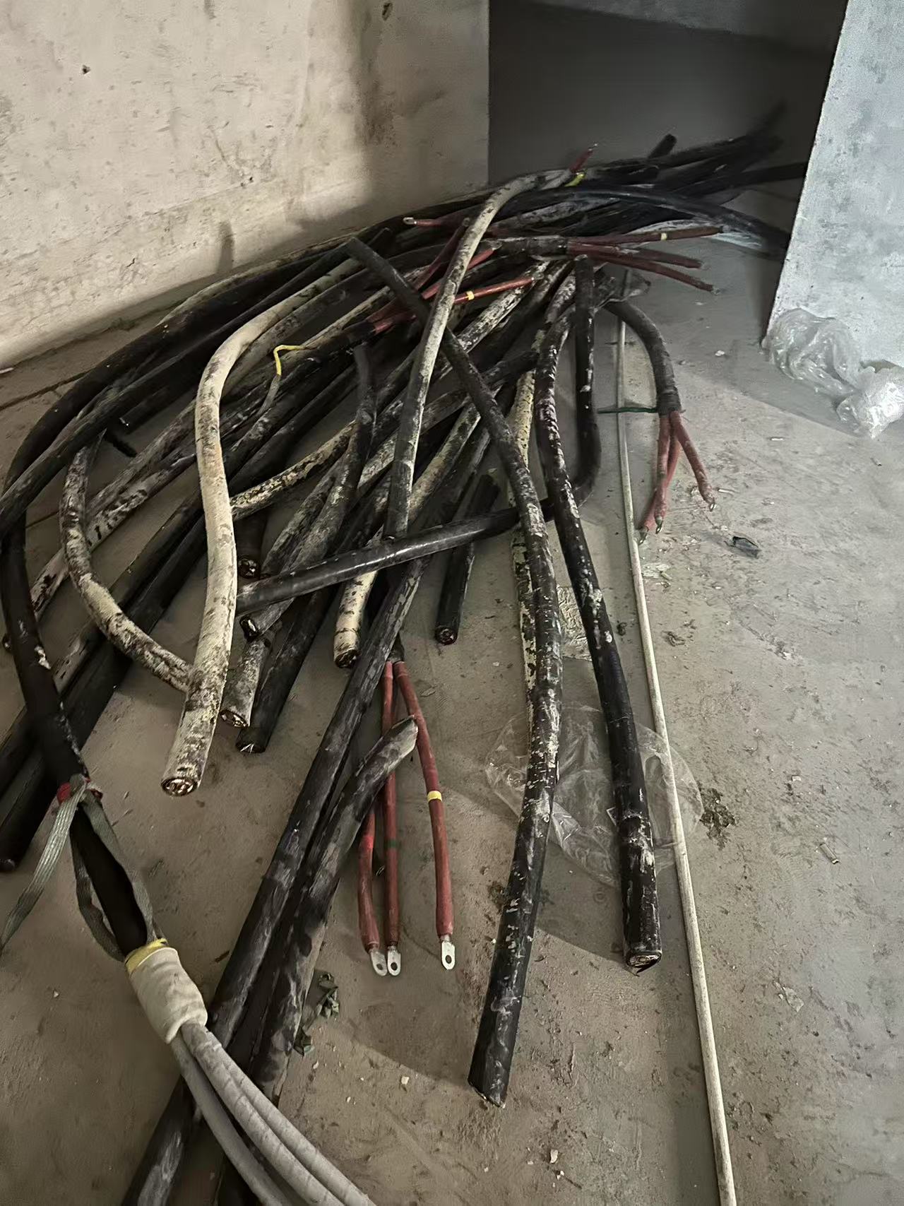 泓淋电力：公司已与部分大型客户签订铜价联动模式的销售合同