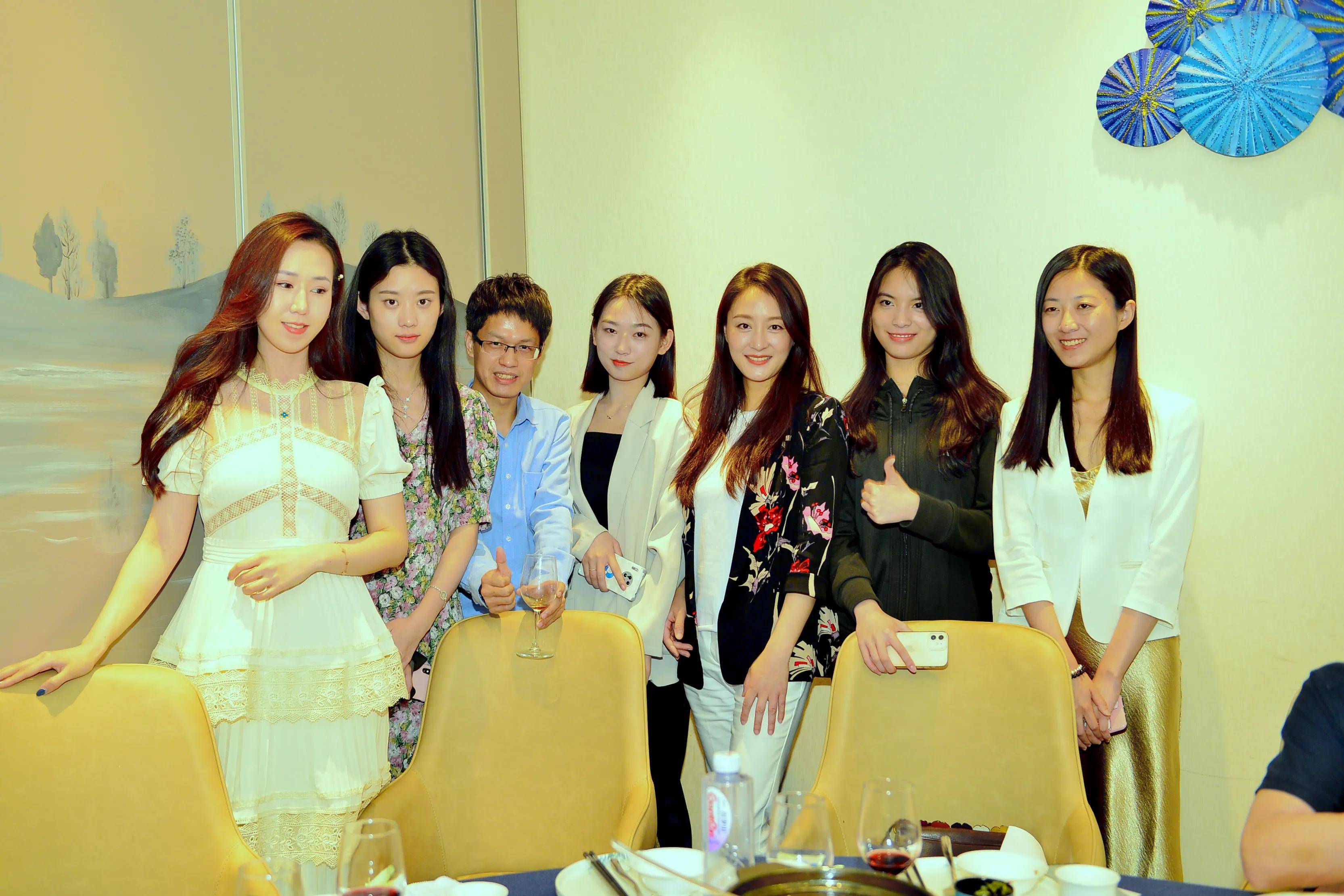 华联控股：3月3日高管苏秦减持股份合计2.5万股