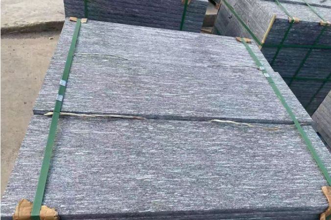 中旗新材获得发明专利授权：“一种石英石板材的布料装置”