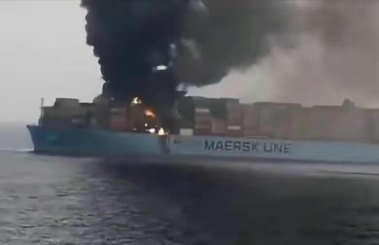 富查伊拉石油工业区遭无人机袭击起火，暂无人员伤亡报告