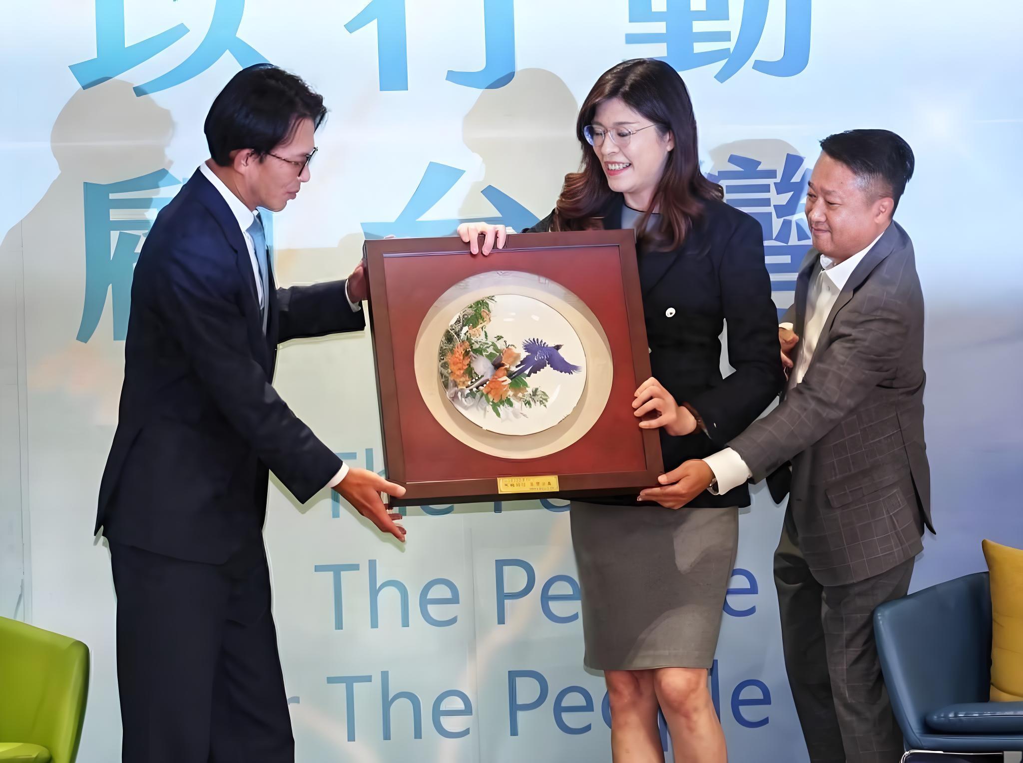 郑丽文一行在北京参访了解人工智能发展 感叹两岸合作对人类贡献将不可限量