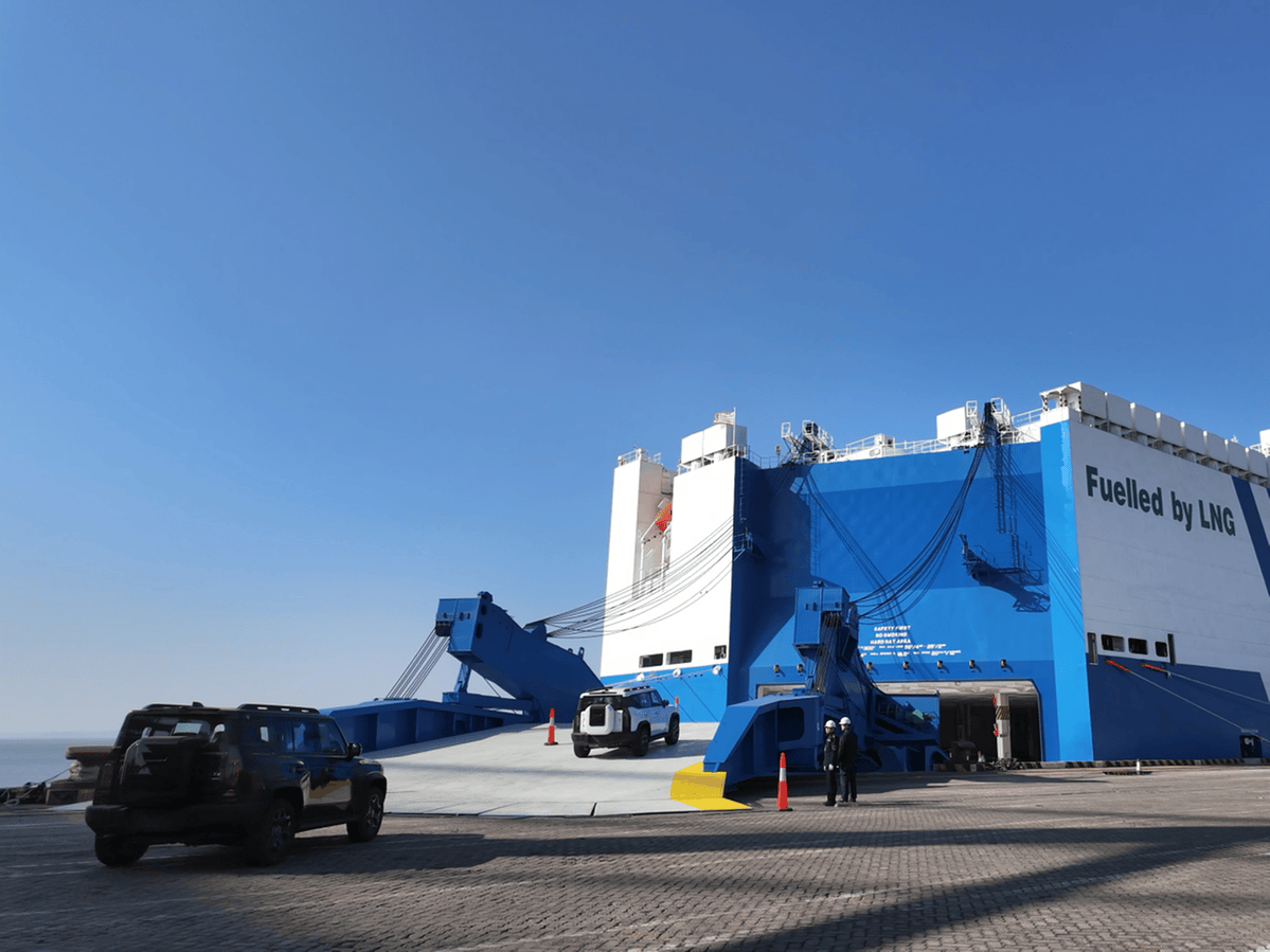 大功率LNG双燃料船用发动机在大连交付