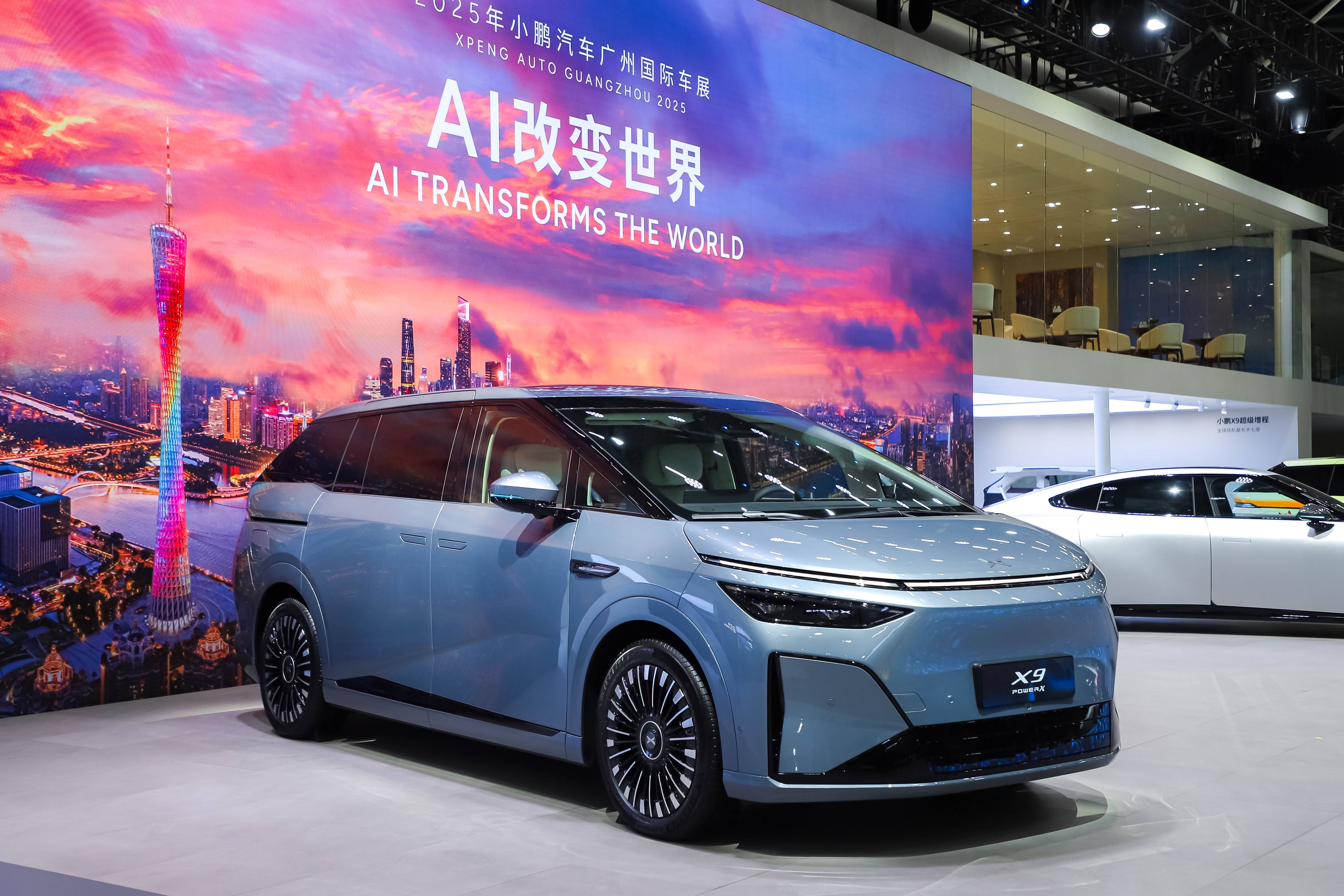 AI走向物理世界 荣耀机器人亮相北京车展