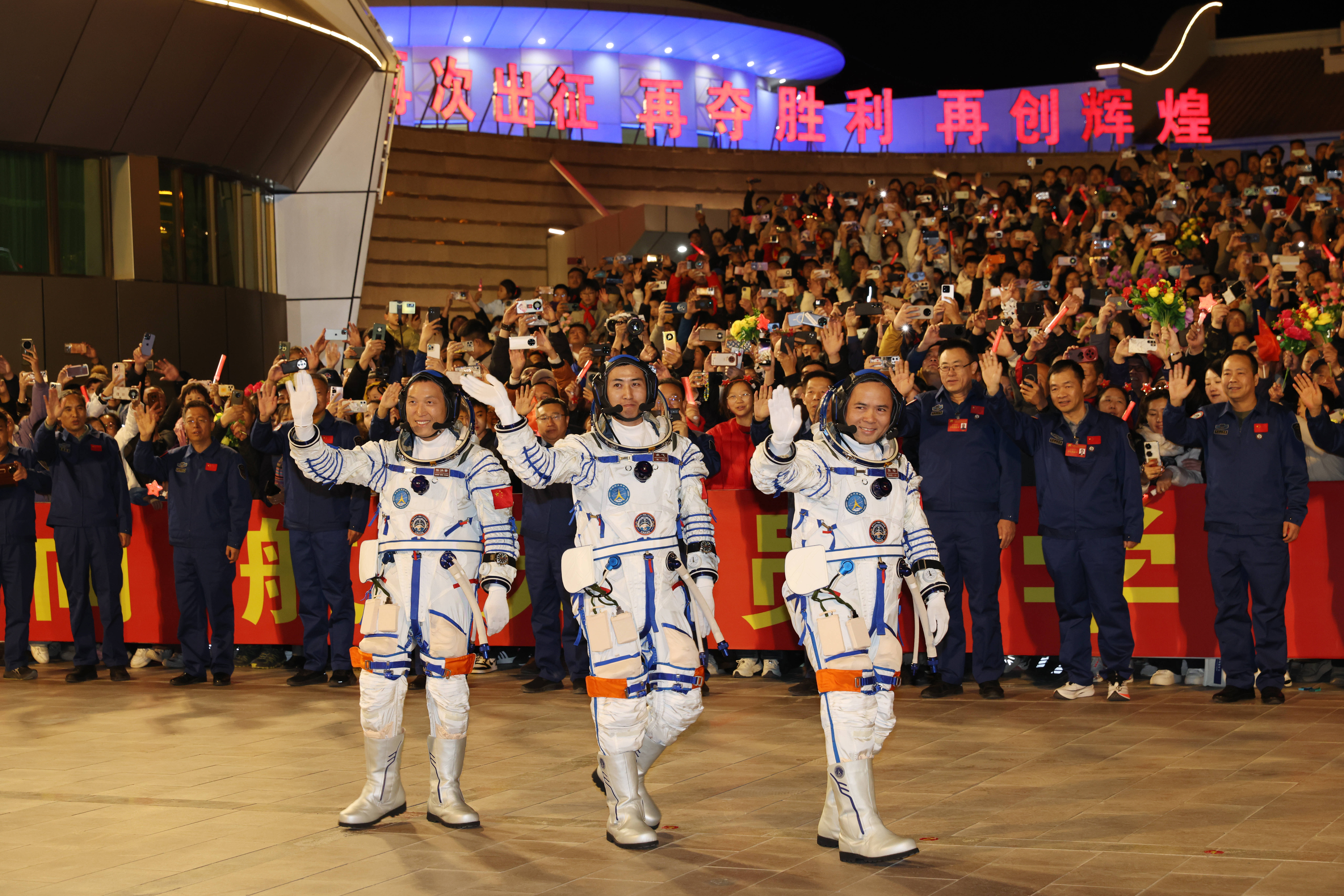 神舟二十三号丨今夜，戈壁起长歌——神舟二十三号任务航天员乘组出征侧记